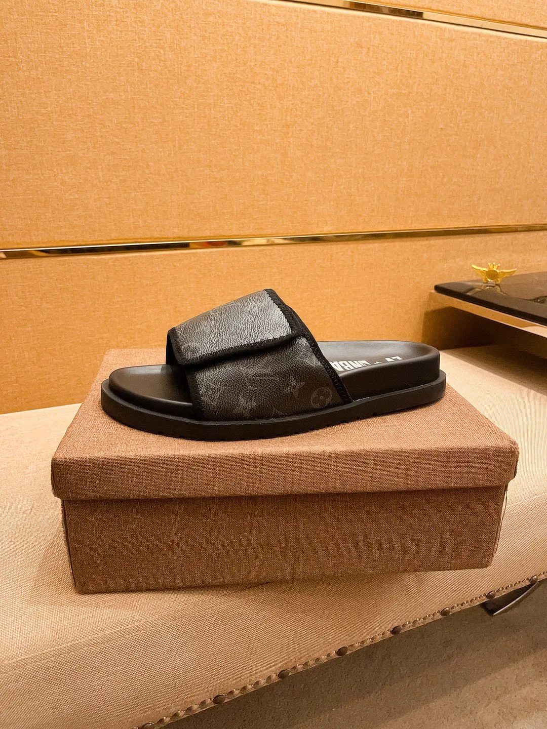 Men's men's shoes💰 300💰New model on the market🔥 [LV🔥 Louis Vuitton slippers] High-end 1:1 mold customization, original upgraded version of the outsole, lighter and non-slip. The market's top quality, fashionable and trendy, versatile and popular, simple yet tasteful, a must-have for fashionistas, exuding a fashionable and casual atmosphere, fashion is at your feet, full of confidence, the same style at the counter 👍The season of spring and summer slippers is here, super beautiful to wear, 38-44 1⃣️colors available🔥